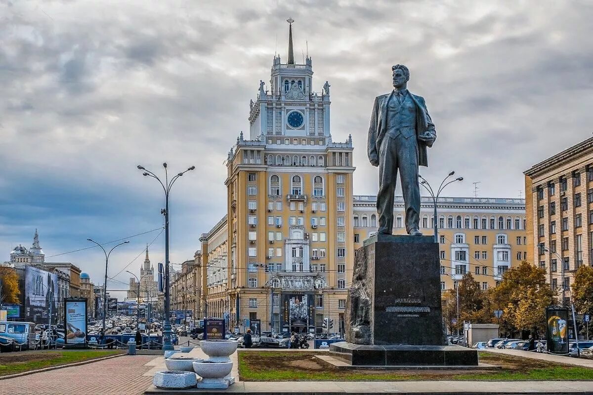 На какой площади установлен памятник. Памятник маяковскому на площади маяковского в москве. памятник маяковскому в москве на триумфальной площади. памятник маяковскому 1958. 1958 - на площади маяковского в москве.