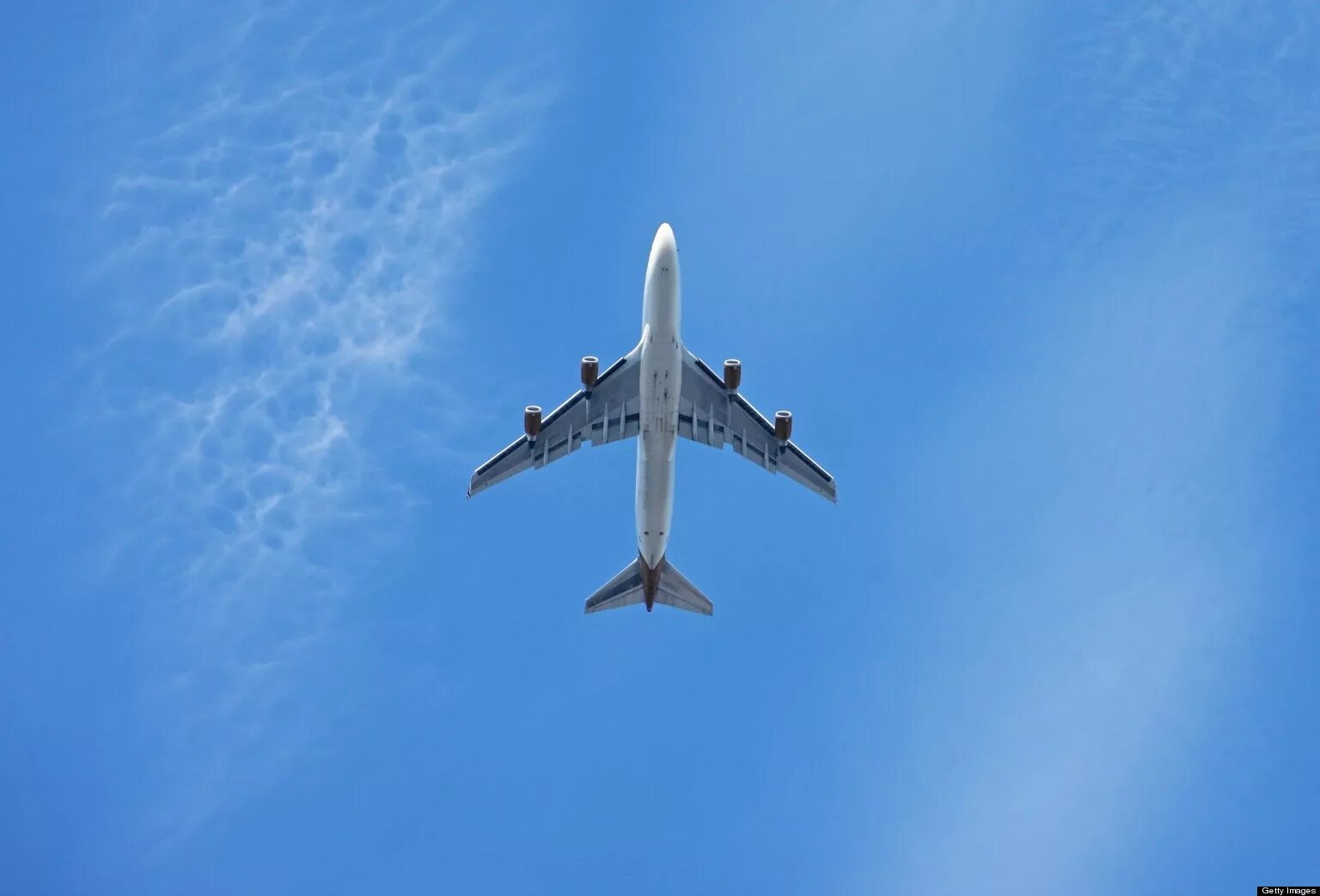 Самолет снизу. Самолет летит вид снизу. Летающий самолет вид снизу. Самолет снизу в небе. Самолет в небе снизу вверх.
