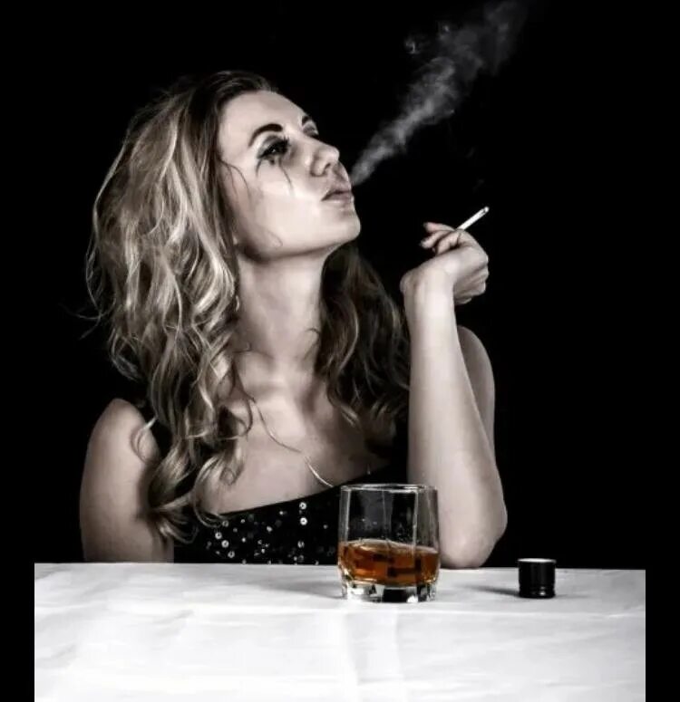 Девушка с бокалом и сигаретой. Красивые девушки и алкоголь. Женщина с бутылкой пива. Девушка с сигаретой. Девушка с вином и сигаретой.