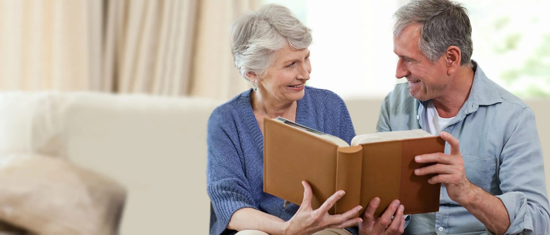 Читать старших. Чтение пожилых людей. Elderly reading. Пожилой человек с книгой. Книжки для детей.