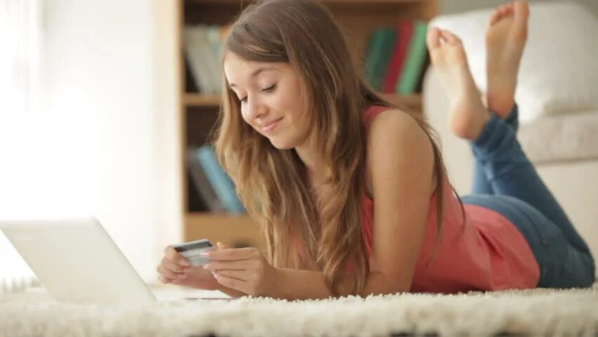 Girl ready. Teenage lying. Lying teenagers on the. Woman lying on Floor. Девушка на дереве Laptop.