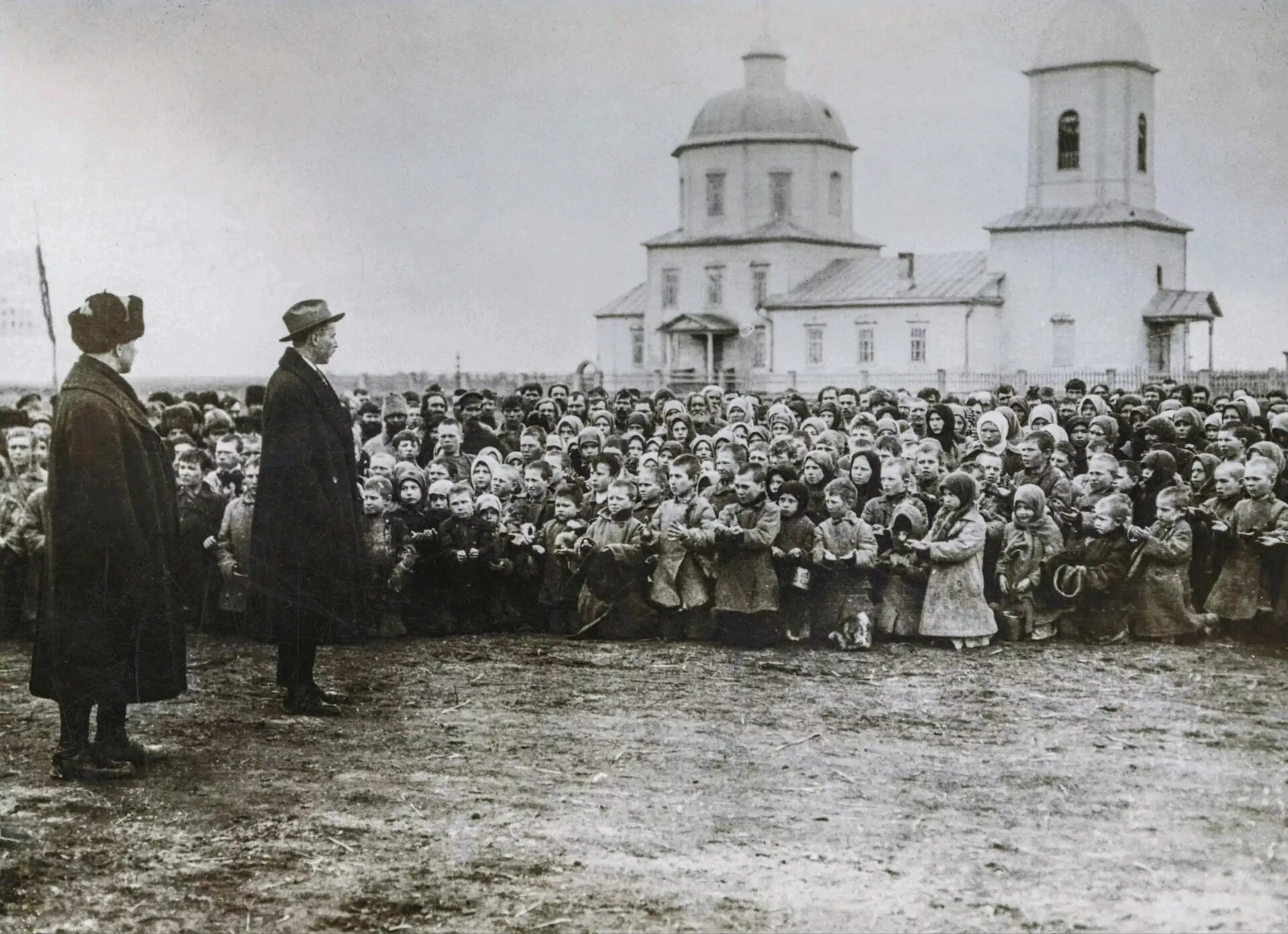 Японцы в хабаровске 1919 1920 год. Запад 1922 год. Изъятие церковных ценностей в 1922. Запад 1922 год. Красвоенлёты.