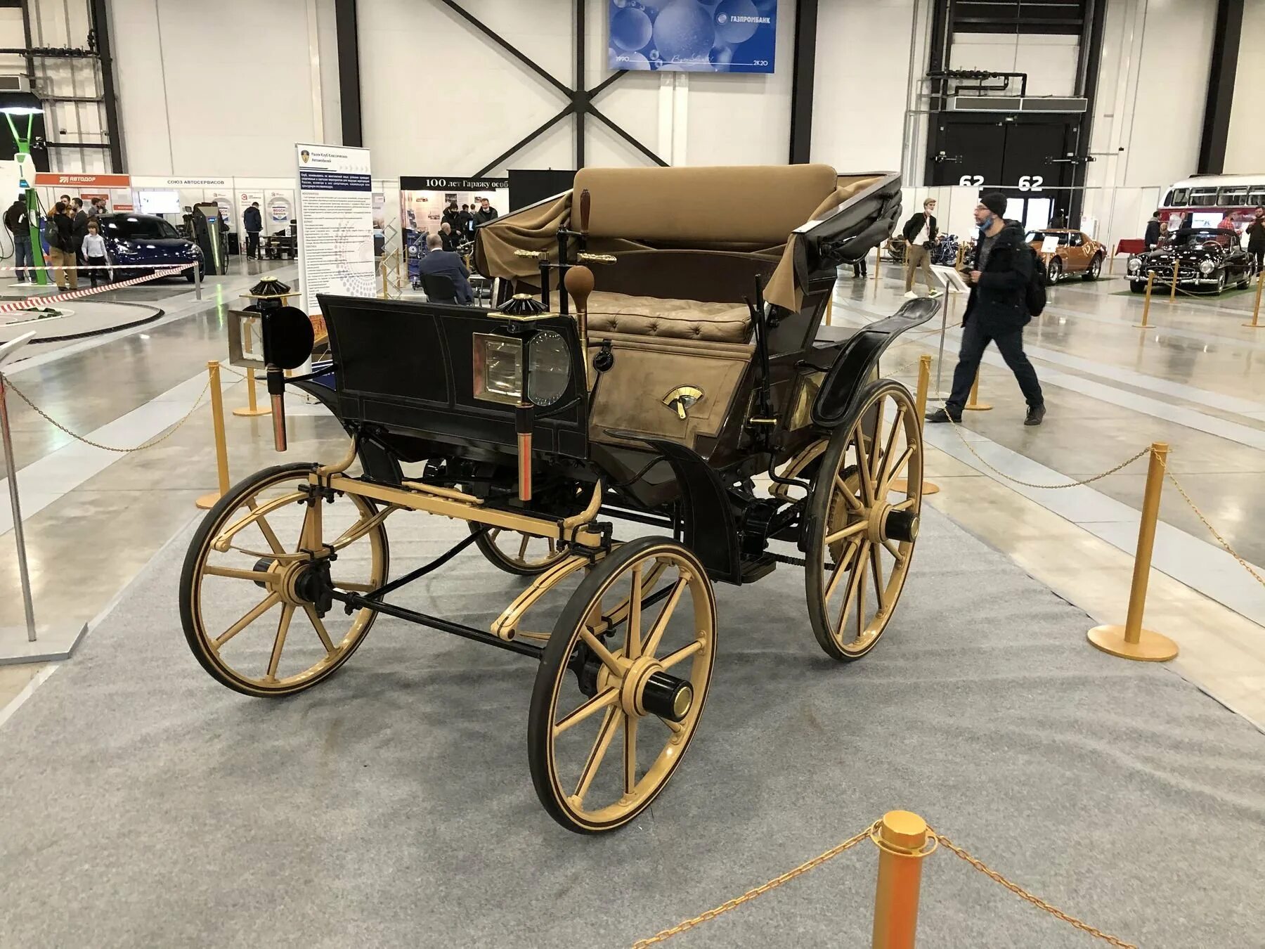 Первый автомобиль в москве. Автомобиль Яковлева и фрезе 1896 год. Первый российский автомобиль Яковлева и фрезе 1896. Автомобиль фрезе и Яковлева в 1896 году на Нижегородской выставке. Первый русский автомобиль Яковлева и фрезе на Нижегородской выставке.