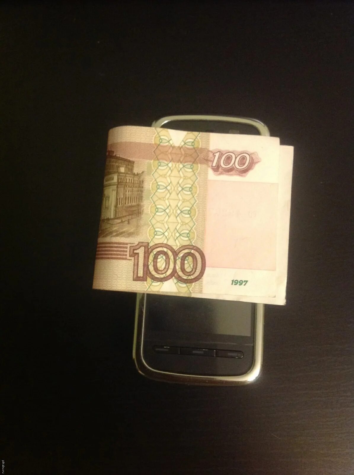 Положи деньги на телефон. Деньги на телефон 50 рублей. Кинуть деньги на телефон. 50 рублей на телефон. Пятьдесят рублей купюра.