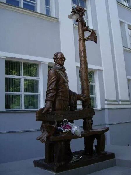 Матусовский луганск. Памятник Матусовскому в Луганске. Памятник поэту Матусовскому в Луганске. • Памятника м. Матусовскому Луганск.