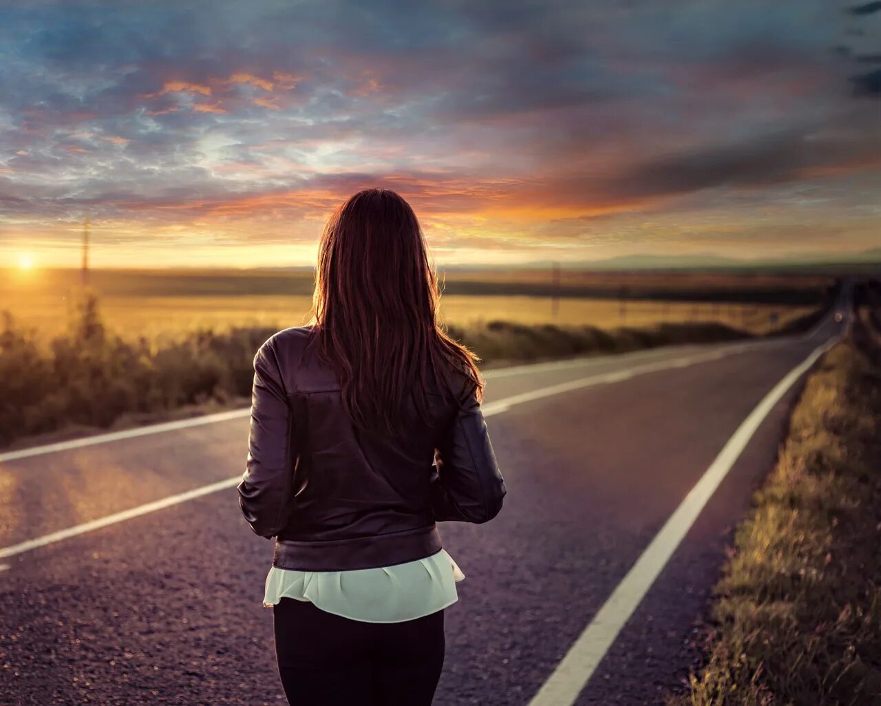 Артем сорокин самара. Девушка бежит по дороге. Уходящая девушка. Дорога к счастью. Уходящая девушка.