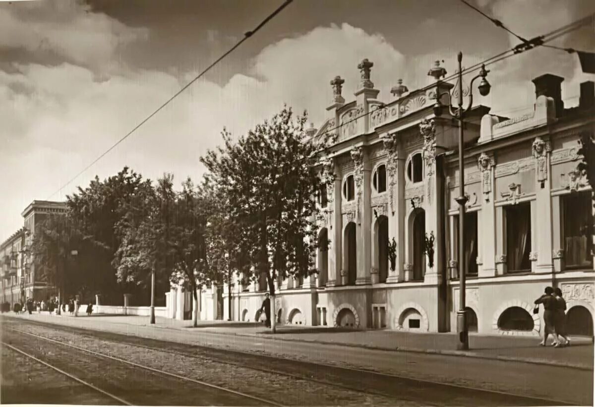 Старинное пермское. Улица Ленина Пермь. Улица Ленина Пермь 19 век. Гостиный двор Пермь 19 век. Улица Пермская Пермь.