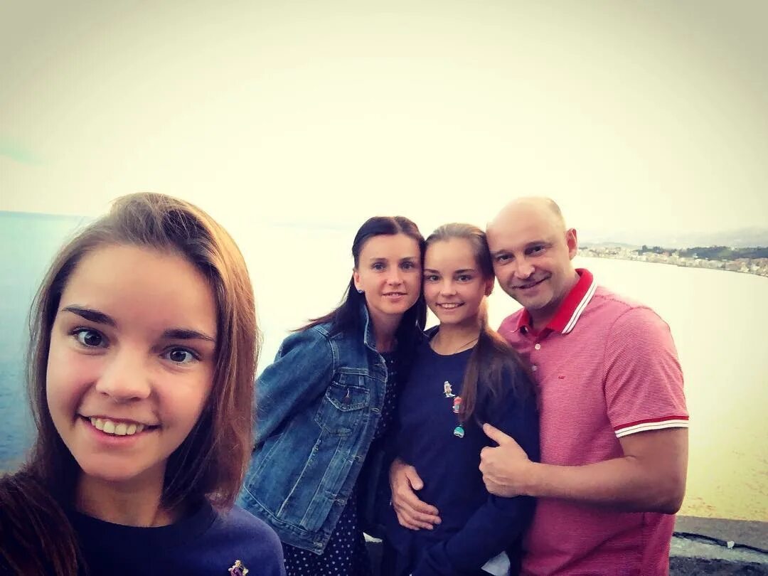 отец сестер авериных. родители авериных дины и арины. дина алексеевна аверина родители. арина аверина родители. семья авериных дины и арины.