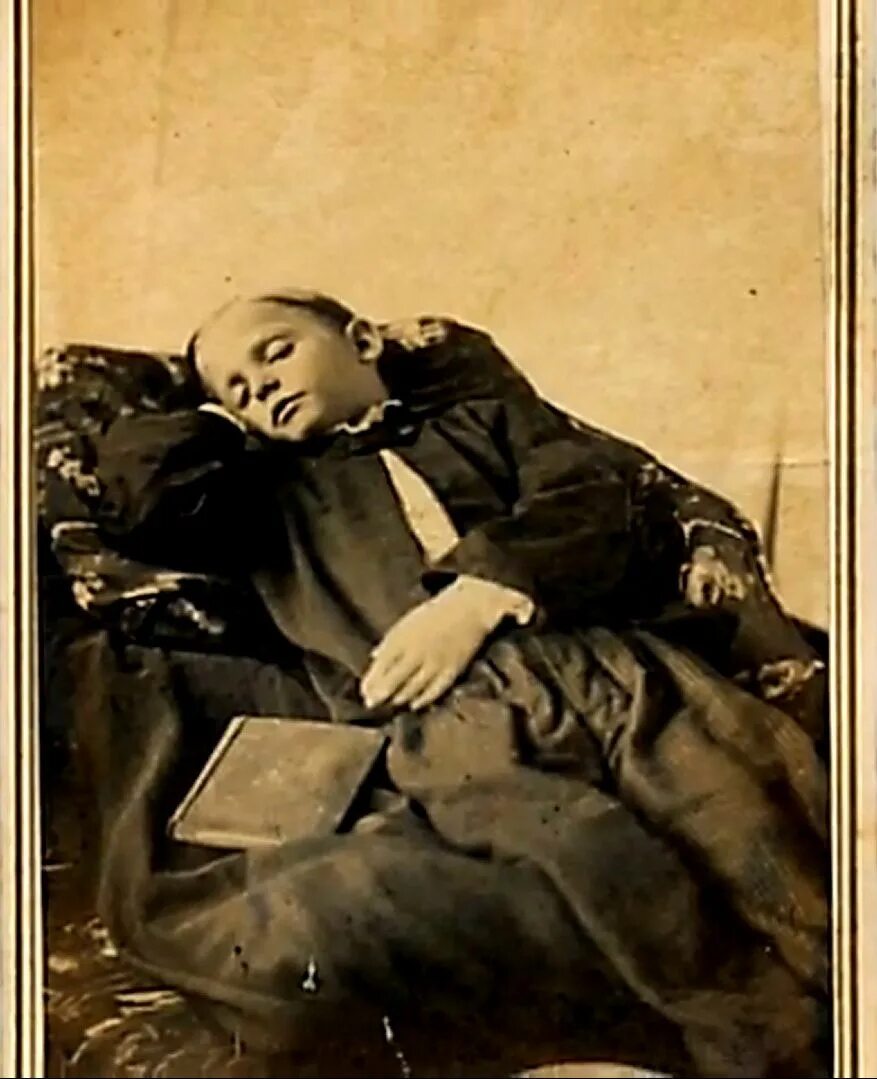 Фотографии мертвых людей 19. Посмертная фотография виктора гюго. посмертные фотографии 19 века. фото мёртвых людей 19 века. портреты мертвых людей 19 век.