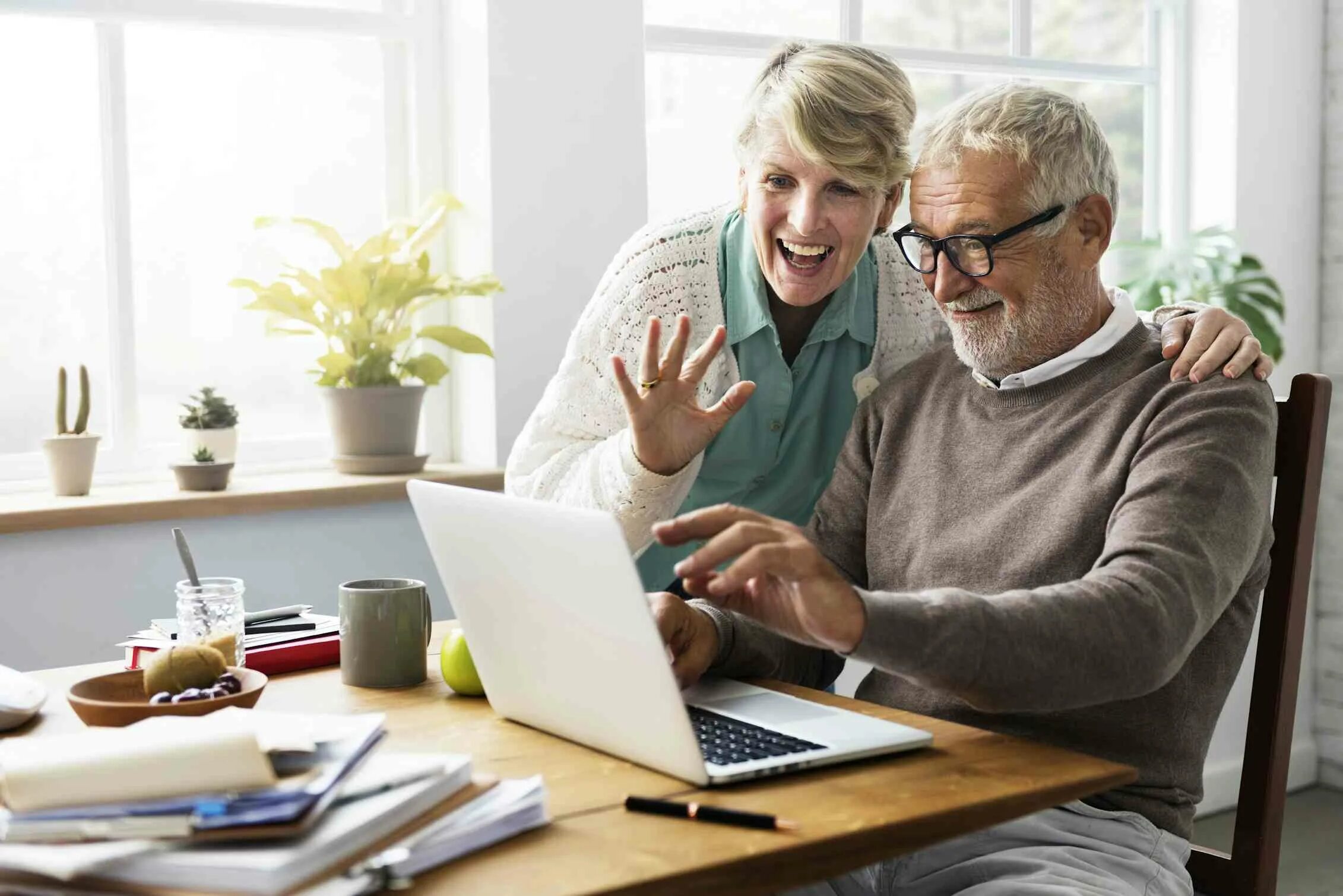 Old people using computer. Компьютерная грамотность для пенсионеров. Older people technology. Пожилые люди. Older people technology.