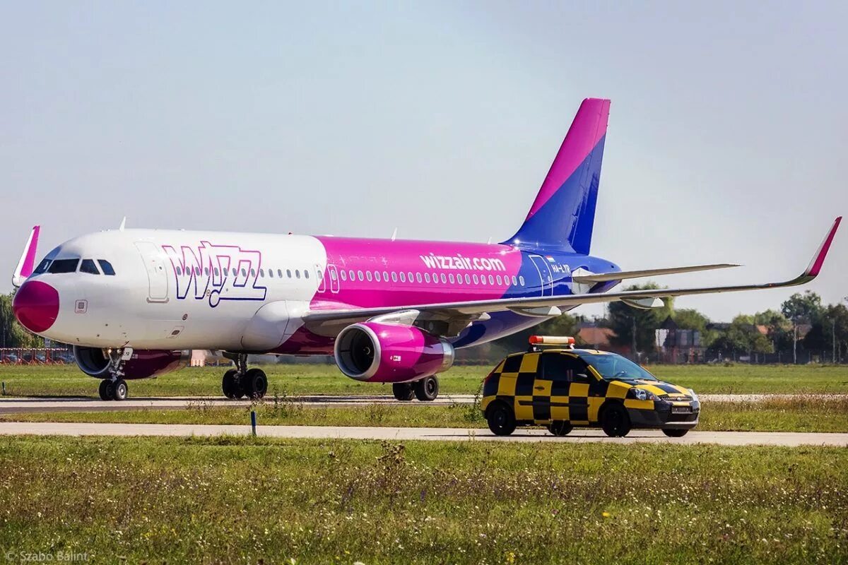 Wizz ереван. Wizz Air самолеты. Wizz a320. Wizz Air lowcoster. Wizz Air самолетыa321ceo.