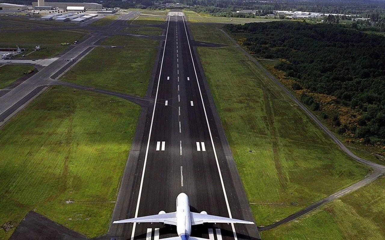 Airport road. Аэропорт Левашово. Взлетная полоса. Самолет на взлетной полосе. Самолетв на взлетной полосе.