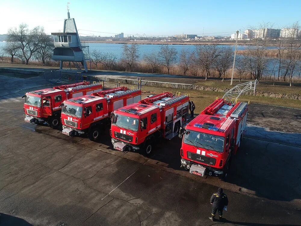 Пожарная автоцистерна урал некст. Спасатели пожарная машина. Пожарная машина спасатели. Спецтехника мчс. Пожарная машина.
