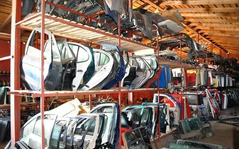 Стеллажи для авторазбора. Авторазборка севастополь. Полки для авторазбора. Авторазбор на 2 станционной. Стеллажи для авторазборки.