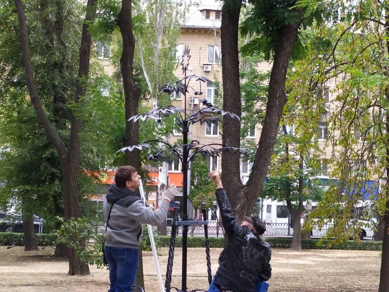 Сайты донецка новости. Донецк парк кованых фигур Пальма Мерцалова. Парк кованных фигур Пальма Мерцалова. Парк кованых фигур Донецк розы. Донецк фестиваль кованых фигур.