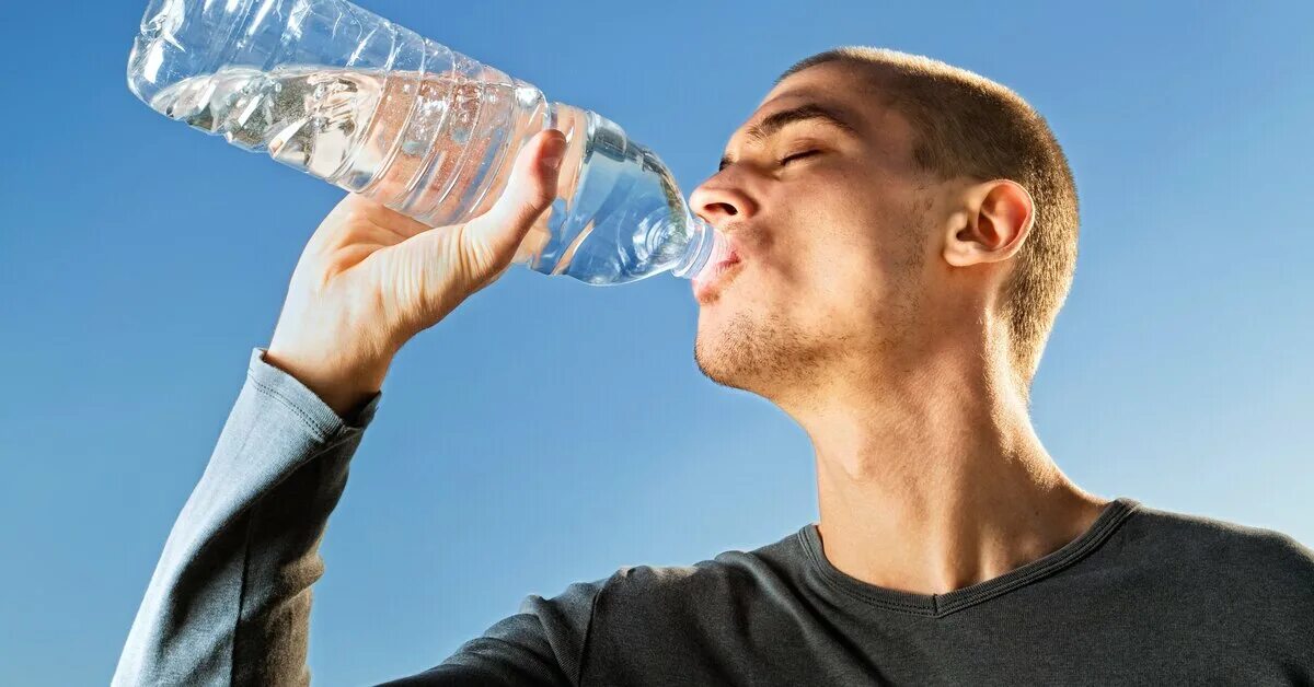 Почему в жару пьют. Пить воду. Мужчина пьет воду. Питье воды. Пьет из стакана.