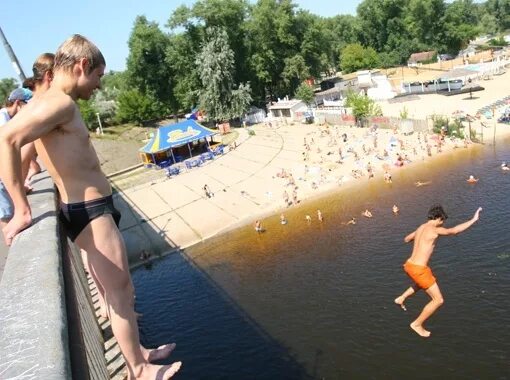 Купаемся в плавках. Мальчики купаются в реке. Ребята купаются на речке. Мальчишки купаются в озере.