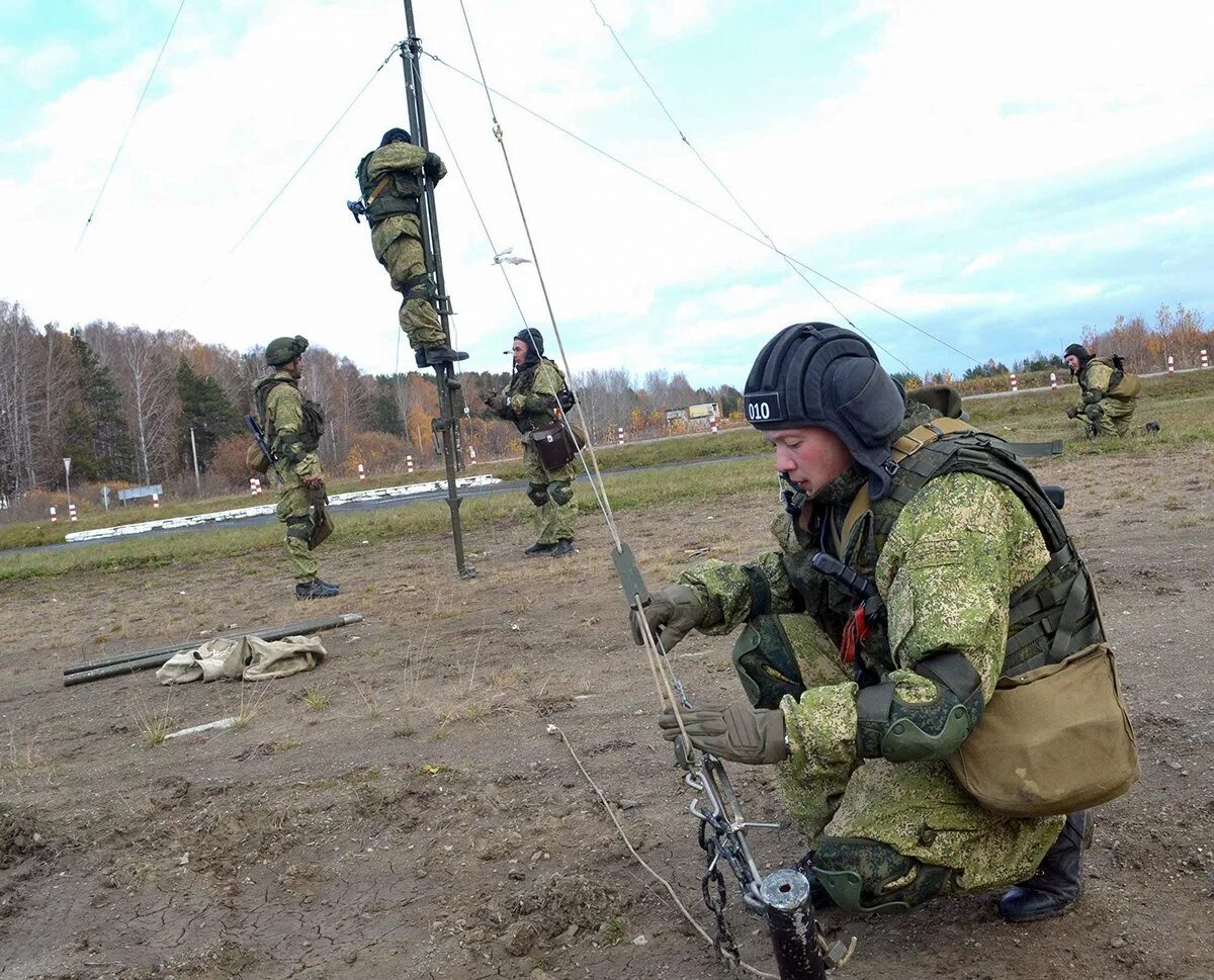 Военная связь статья. Военный Связист. Военные в полевых условиях. Связисты на учениях. Связисты России.