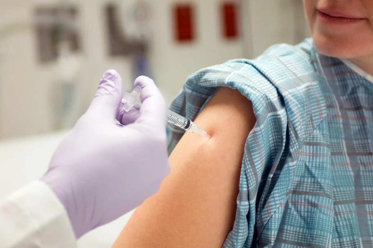 Вакцина в плечо. Вакцинация от гриппа. Прививка от гриппа в руку.