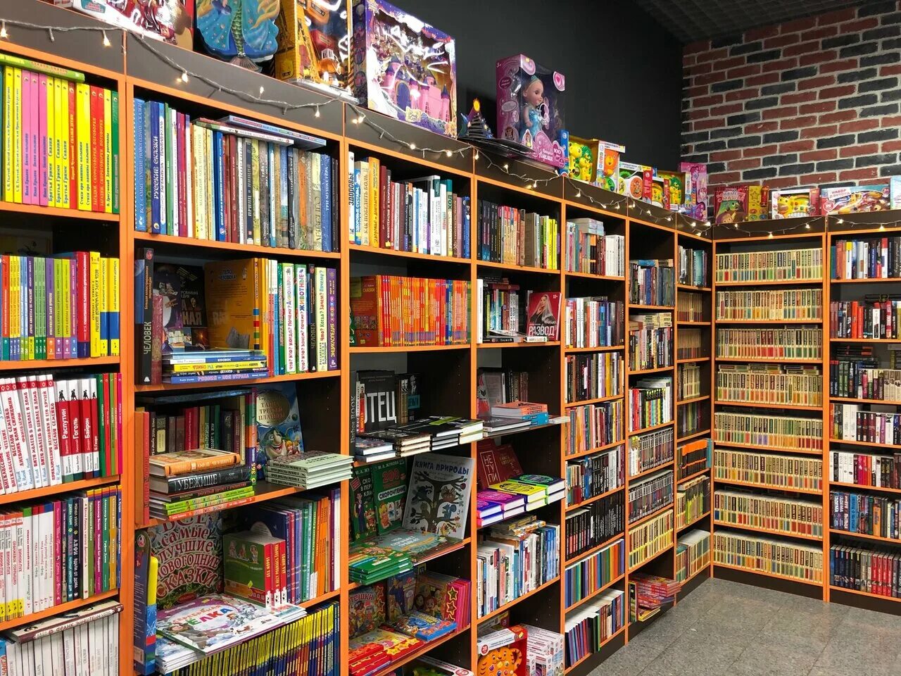 Книжная лавка. Тверская улица москва книжный магазин. Книжный магазин 5. Книжный магазин на литейном 57 подписные издания. Интерьер книжной лавки.