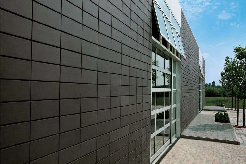 Дилэнд композитные панели. Современные материалы для фасада. Панели для фасада здания. Фасад композит металлокассеты. Вентфасад линеарные панели.