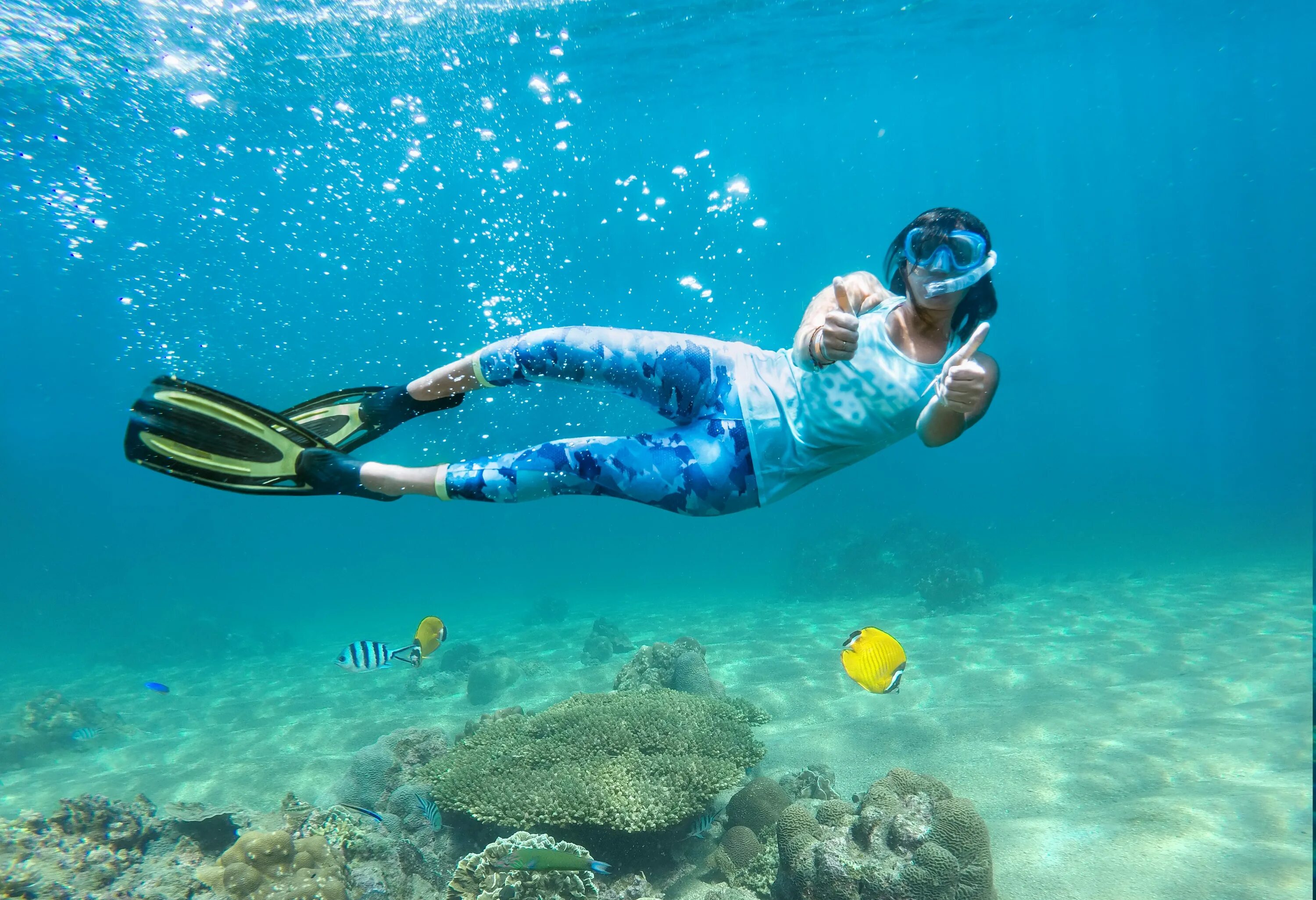 Сколько держатся под водой. Фотосессия под водой. Freediver: triton down. Правила погружение. Человек в океане под водой.