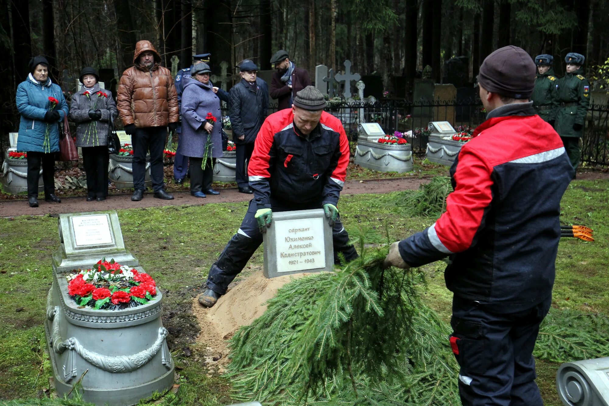 Где похоронен летчик. Военный участок на кладбище. Похороны погибшего солдата. Северное кладбище Парголово.