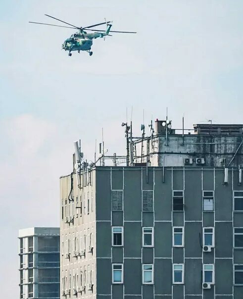 Вертолет над домом. Военный вертолёт над городов. Военные вертолеты над СПБ. Военный вертолет над Питером.