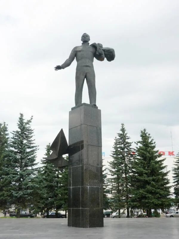 Памятники города Гагарина Смоленской области. Гагарин памятник в Гжатске. Памятник Гагарину в городе Гагарин. Памятник Гагарину в Гагарине Смоленской области. Г гагарин памятники