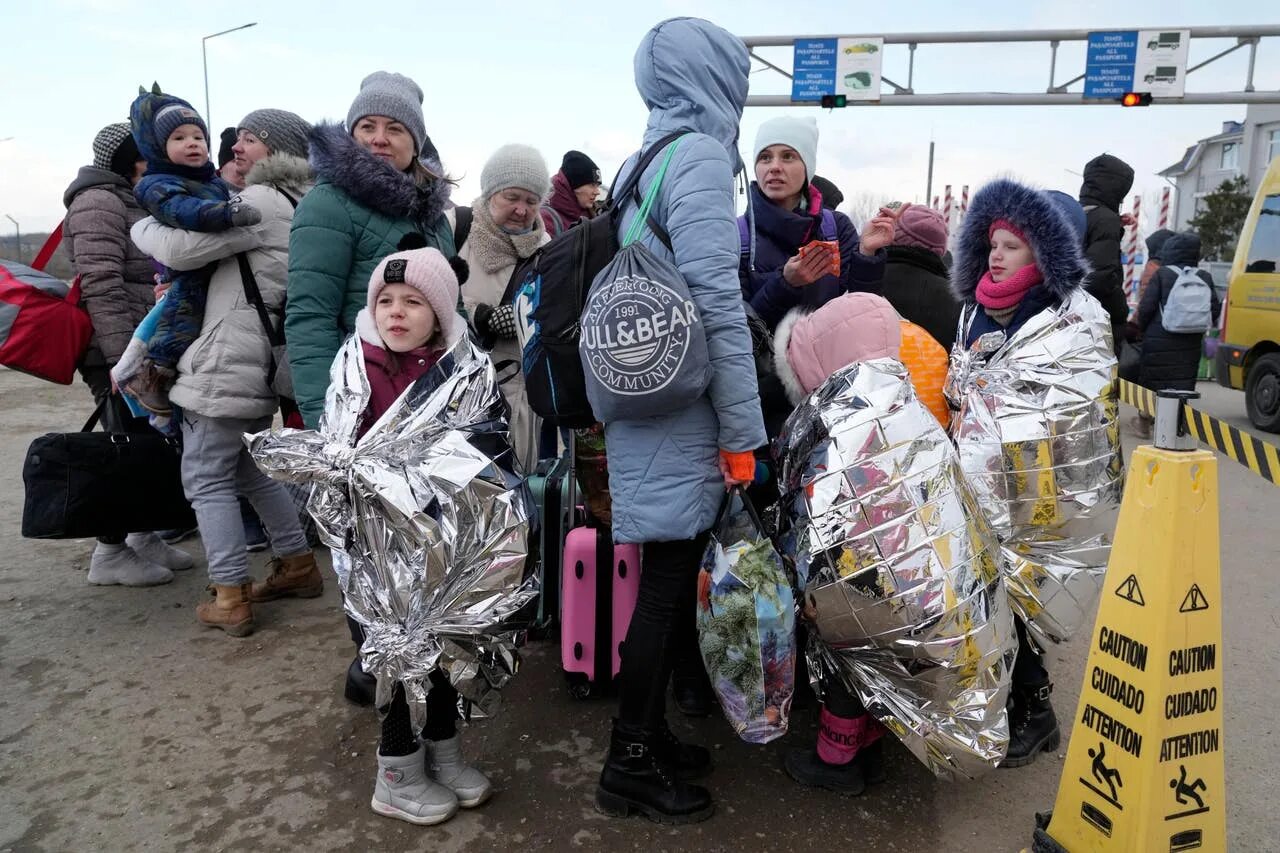 Украинские беженцы в норвегии. Беженцы с украины. война на украине беженцы. беженцы украины в британии. беженцы с сумками.