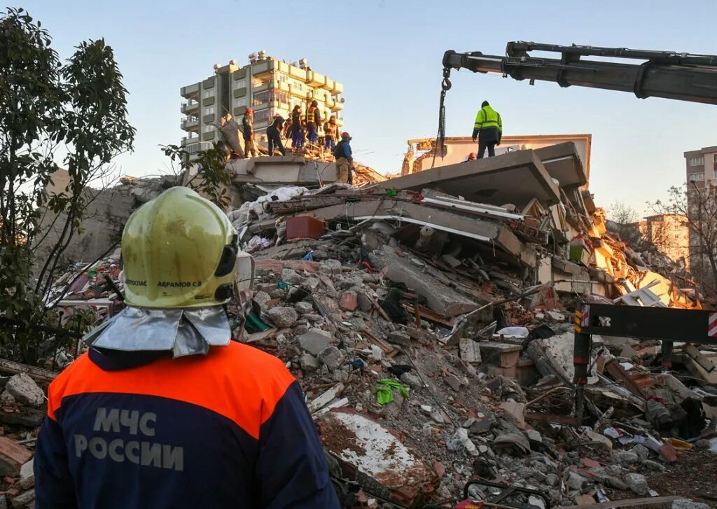 Российские спасатели в Турции после землетрясения. Землетрясение в Турции 2023 русские спасатели. МЧС России землетрясение. Землетрясение в Турции МЧС. Землетрясения разбор