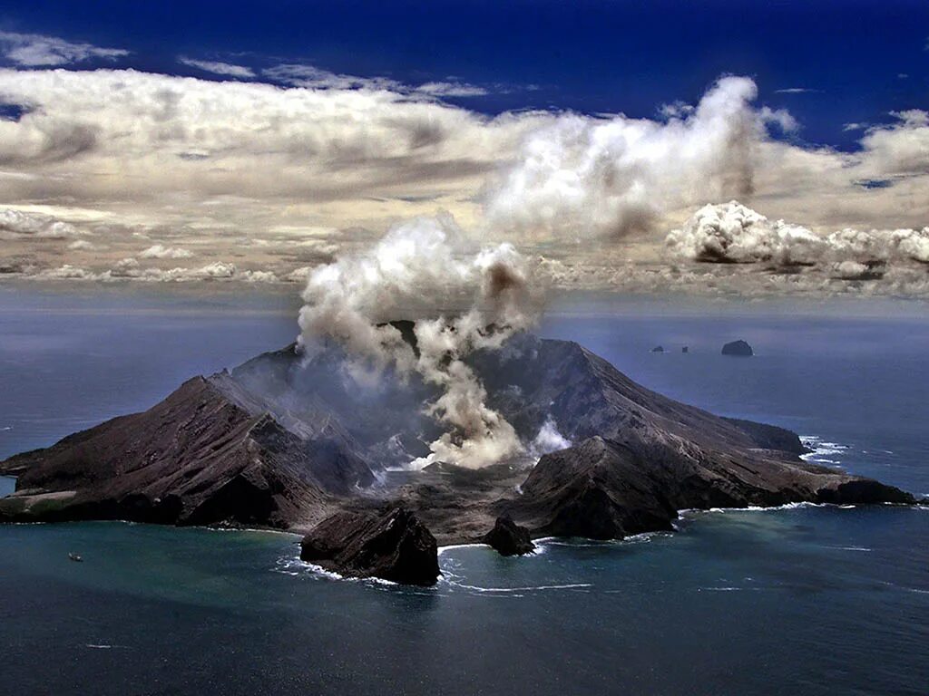 Volcano island. Вулкан Уайт-Айленд. Уайт Айленд новая Зеландия. Вулканический остров Уайт-Айленд. Извержение вулкана Уайт Айленд 2019.