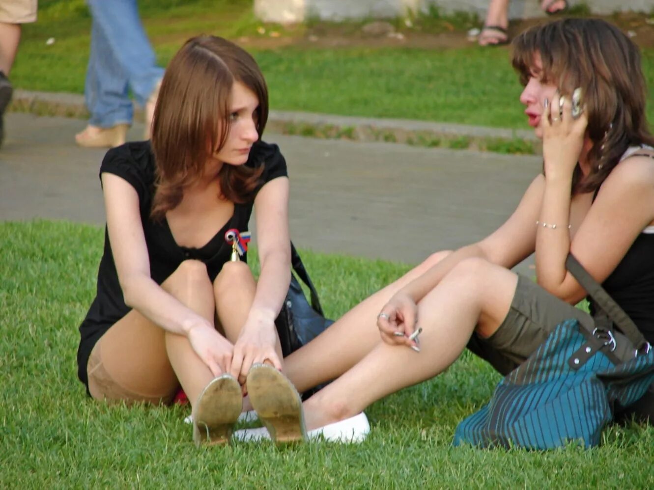 выпускницы упс. спит в колготках домашнее. пьяные девушки засветили. подсмотренное девушки на улице. засветилась в парке.