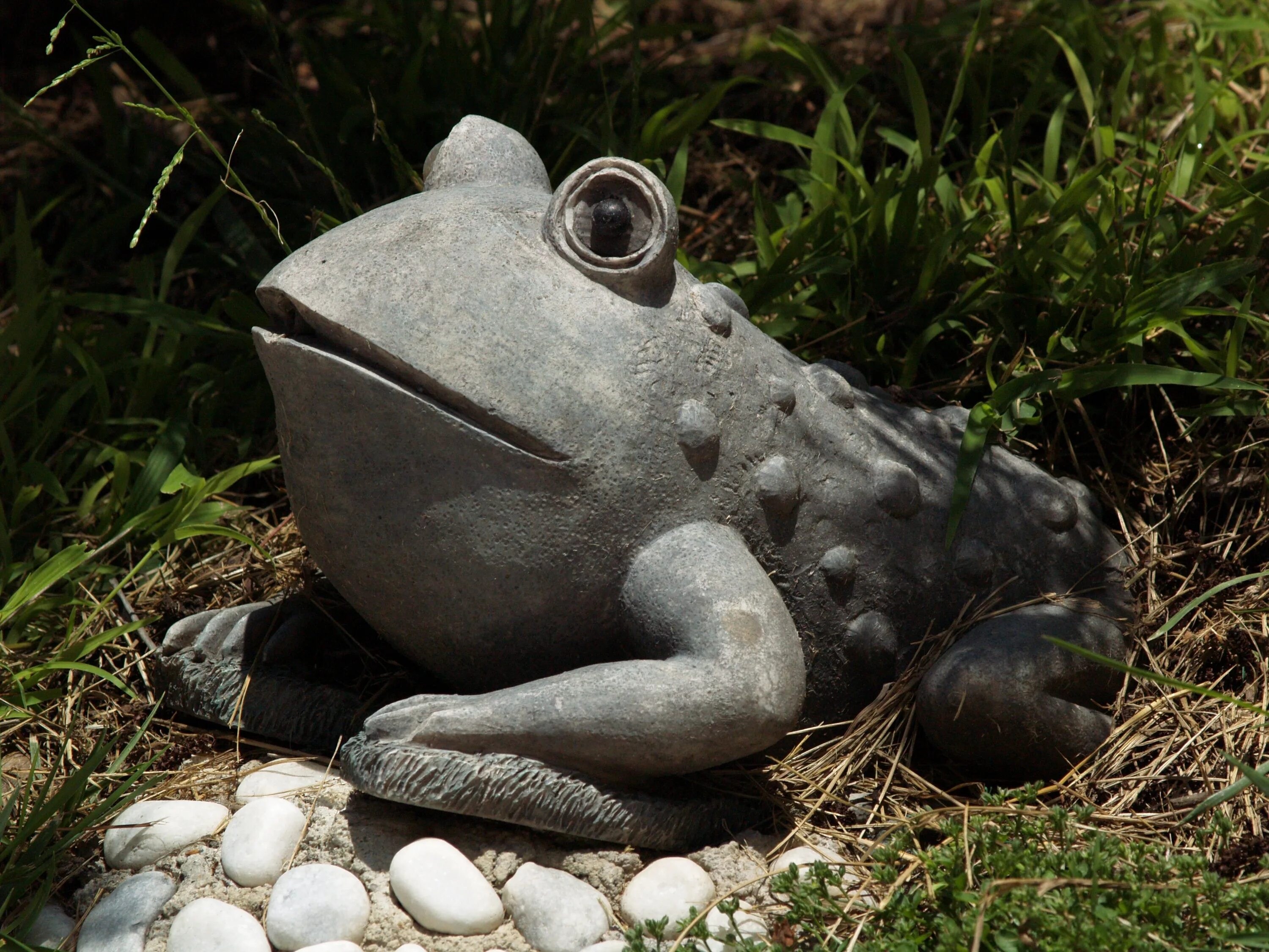 Жаба скульптура. Садовые скульптуры из камня. Каменные фигурки для сада. Каменная жаба.