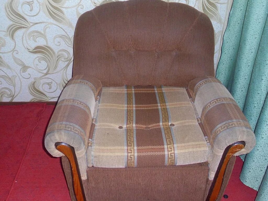 Авито таганрог купить б у. Кресло кровать старого образца. Кресло кровать б у. Бэушное кресло кровать. Мебель с рук б/у кресло.