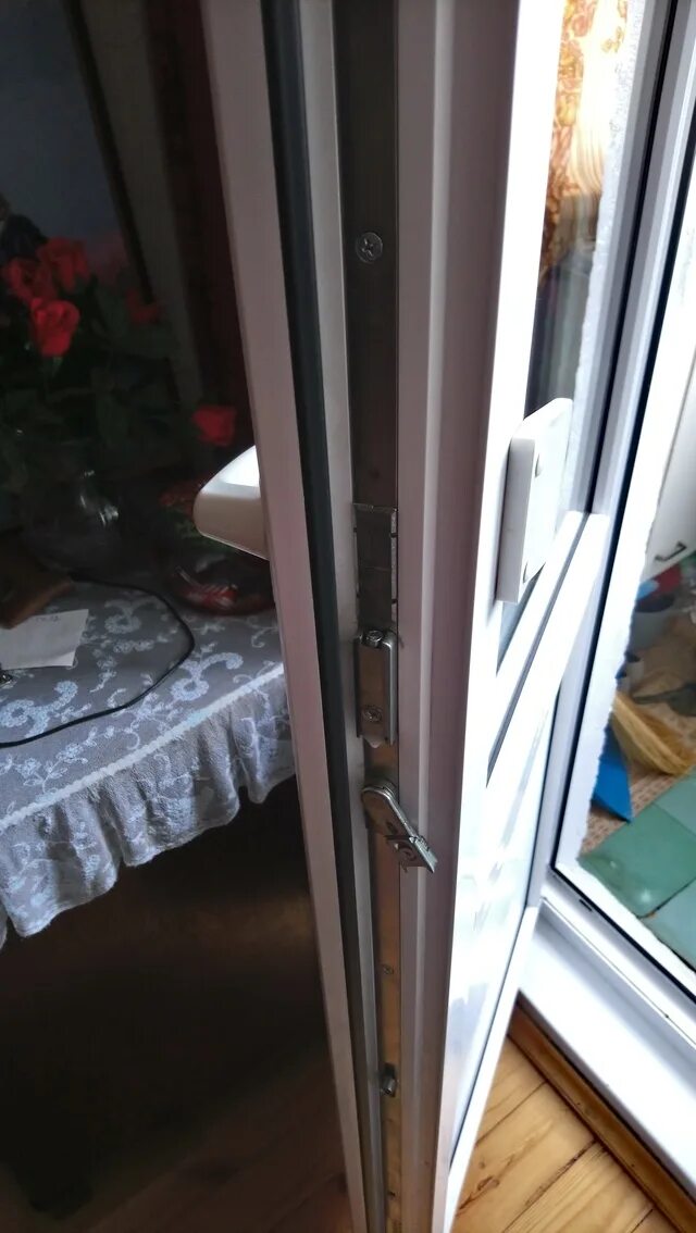 Проветриватель оконный wv350 white. Гребенка микропроветривания roto. Проветривание пластиковых дверей. Регулировка открытия пластиковых окон на проветривание. Дверь балкона на проветривание.