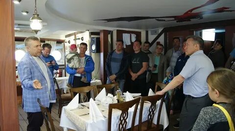К пристани причалили 2 теплохода на каждом