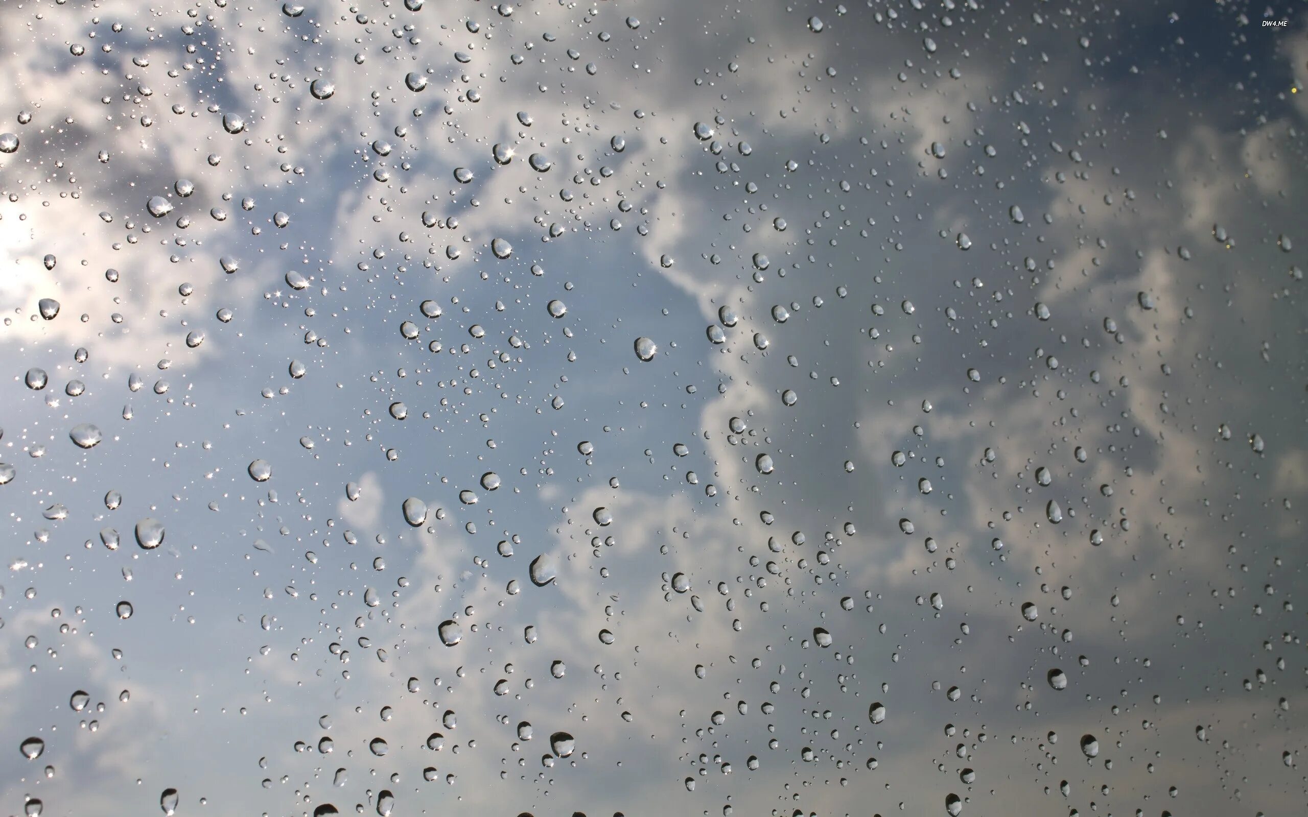 Капли дождя падают на землю. Капли дождя. Капли на стекле. Дождливое небо. Капли дождя на стекле.