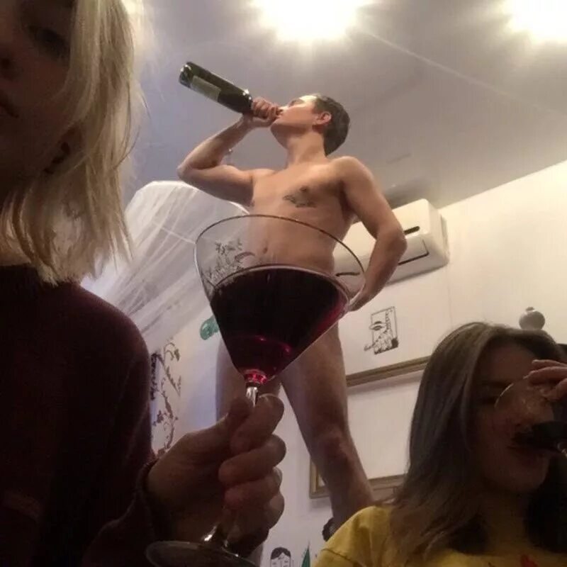 Блоггер с носком на вечеринке