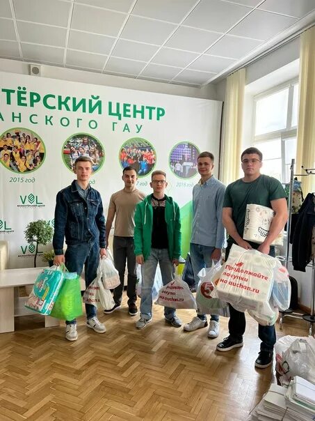 Добровольцы будущего. Волонтеры будущего. волонтеры где вы. объявление о сборе гуманитарной помощи. и мы продолжаем сбор.