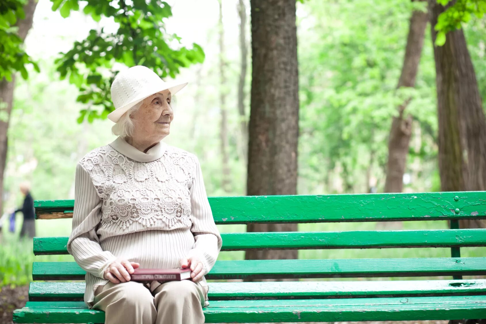Нашлась пожилая женщина. Старушка на скамейке. Бабушки на лавочке. Бабушка на скамейке в парке. Бабушка сидит на скамейке.
