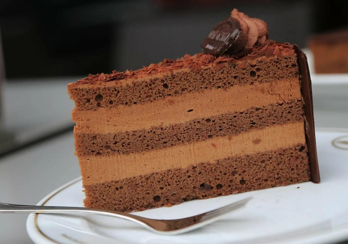 Шоколадная прослойка для торта. Развез шоколадного торта. Шоколадная начинка для торта. Бисквитный торт. Воздушный шоколадный бисквит