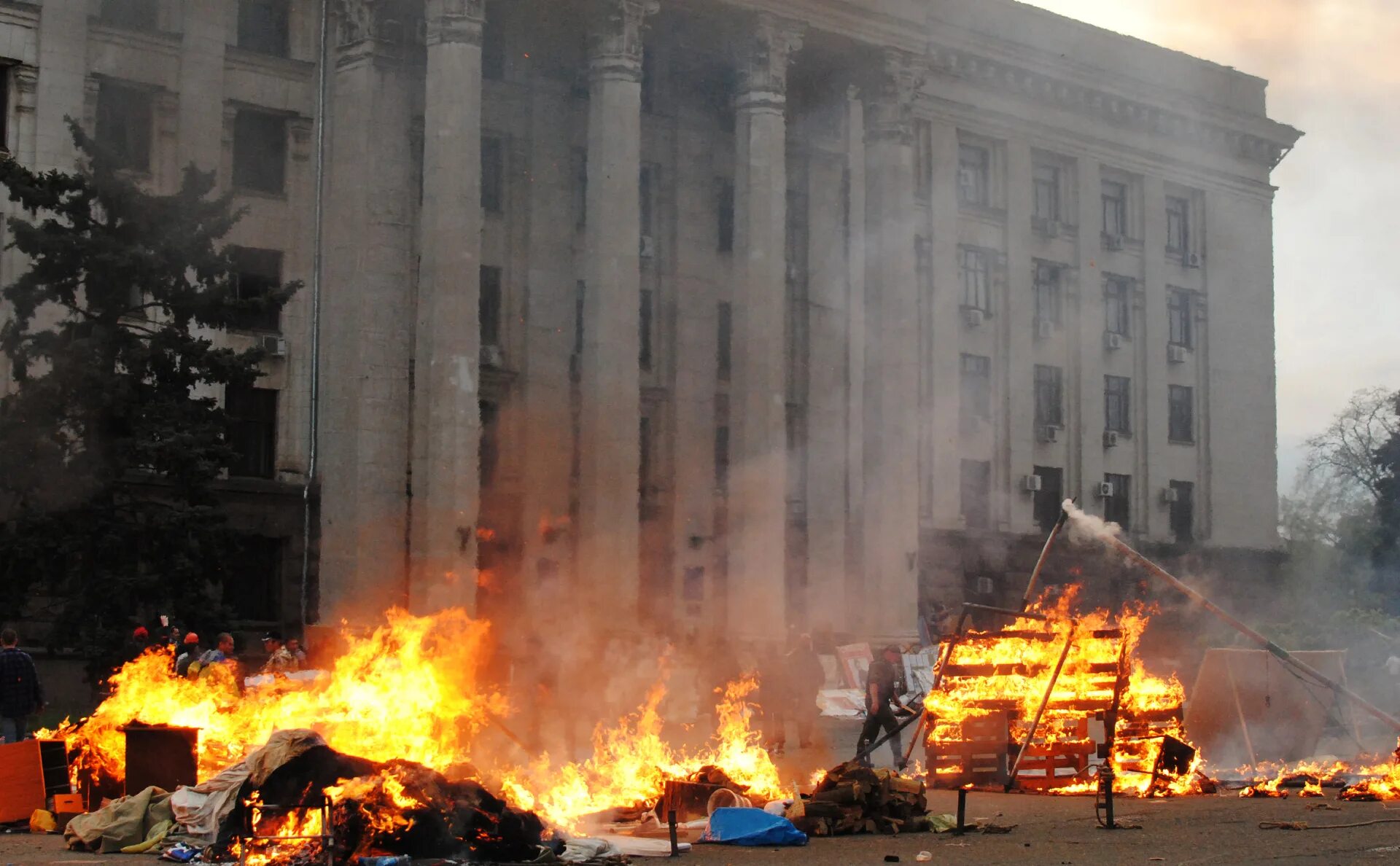 Май сгорел. Дом профсоюзов в Одессе 2 мая 2014. Одесса дом профсоюзов 2 мая 2022 года. Одесса 2014 год дом профсоюзов. Одесса 2 мая дом профсоюзов.