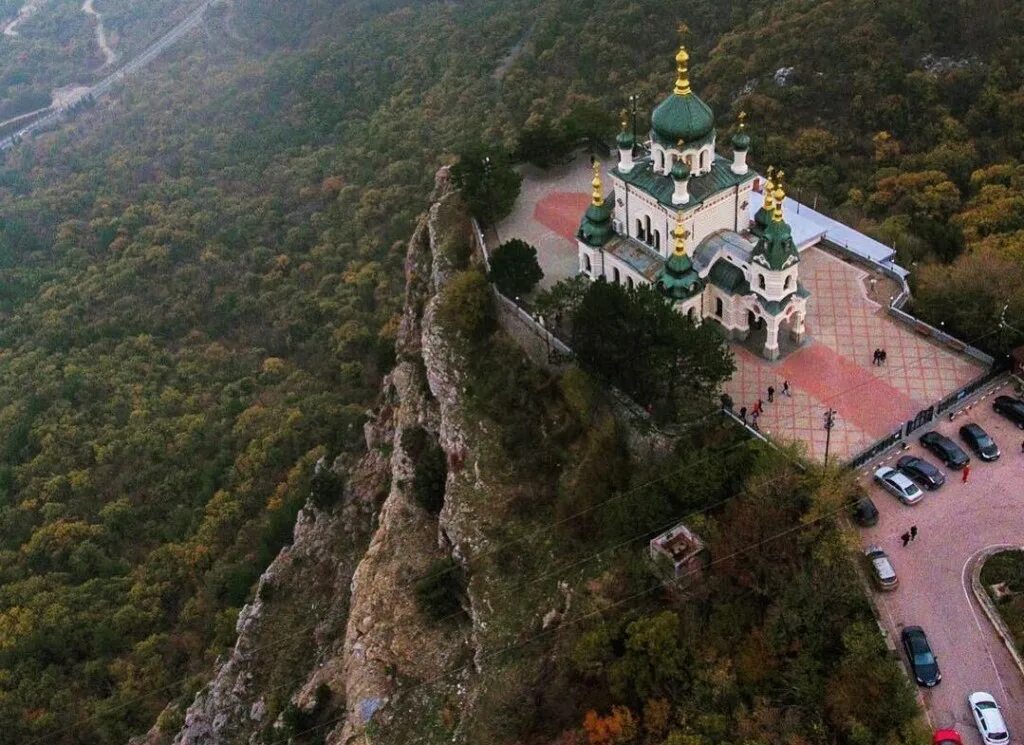 Православный храм в горе. Храм воскресения христова в форосе. воскресенская церковь (форос). крым форос храм воскресения. храм в крыму на скале в форосе.