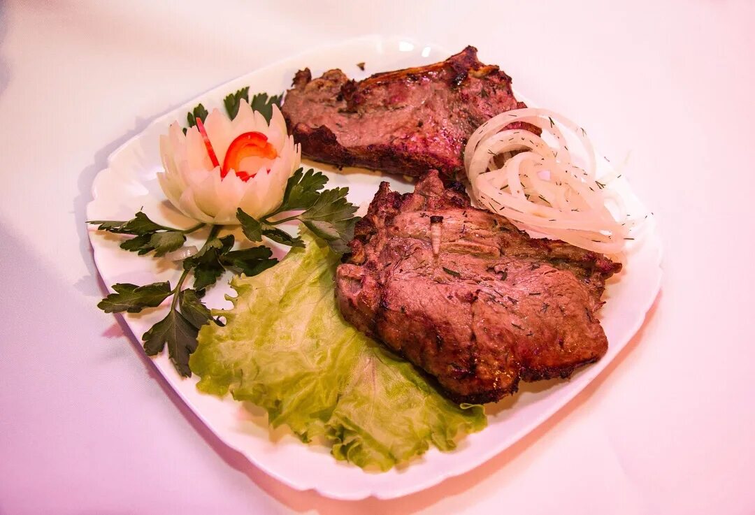 телятина прайм биф. шатобриан вырезка. кусок жареного мяса. стейк. говядина в духовке.