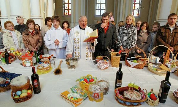 Пасха католическая и православная в беларуси. Пасха в католической церкви. Католики празднуют Пасху. Трапеза на Пасху в церкви. Католическая Трапеза.