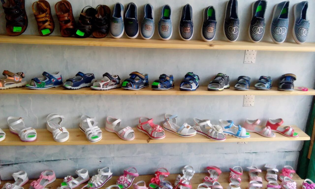 Обувь оптовый цены. Обувной рынок. Детская обувь магазин. Оптовые базы обуви.