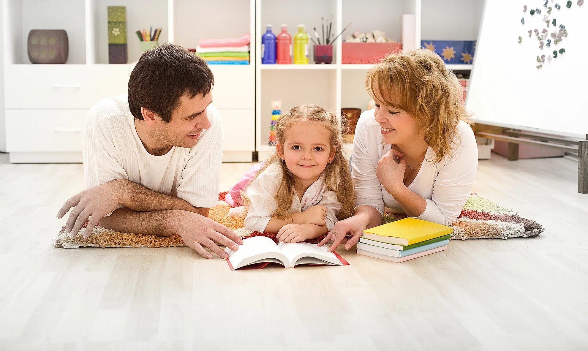 Фото семейное чтение. Воспитание ребенка. Воспитание в семье. Родители и дети. Семейное воспитание ребенка.