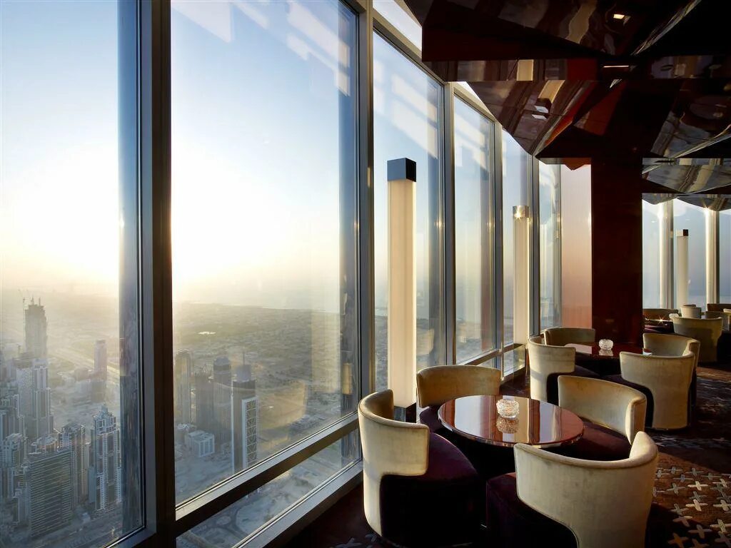 Ресторан с видом дубай. Атмосфера ресторан Дубай Бурдж Халифа. Ресторан в Бурдж Халифа в Дубае. Ресторан at.Mosphere в Бурдж Халифа. Бурдж Халифа самая высокий ресторан.