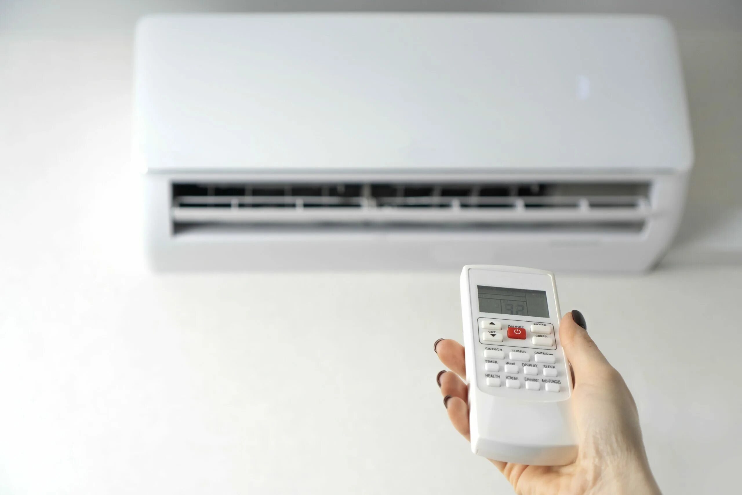 Управление кондиционером с телефона. Air Conditioner Air Conditioner Remote Control. Ручной кондиционер. Пульт кондиционера в руке. Открытый кондиционер.